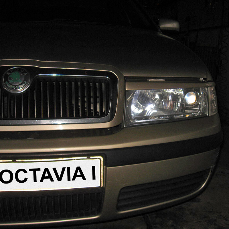 Передняя блок-фара автомобиля Skoda Octavia I Tour