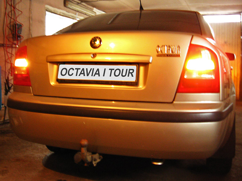 Включенные лампы задних указателей поворота Skoda Octavia I Tour