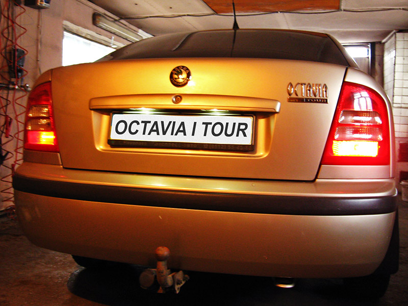 Включенные лампы заднего противотуманного фона­ря и габаритного огня Skoda Octavia I Tour