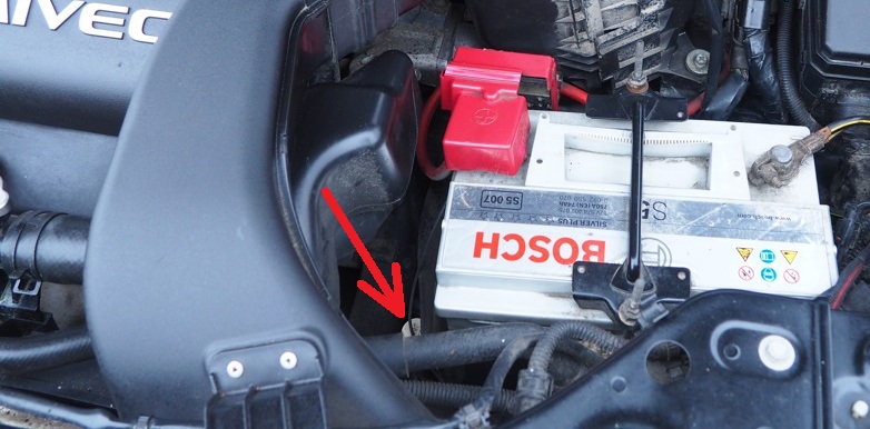 Размещение щупа для проверки уровня жидкости АКПП в моторном отсеке Mitsubishi Outlander XL