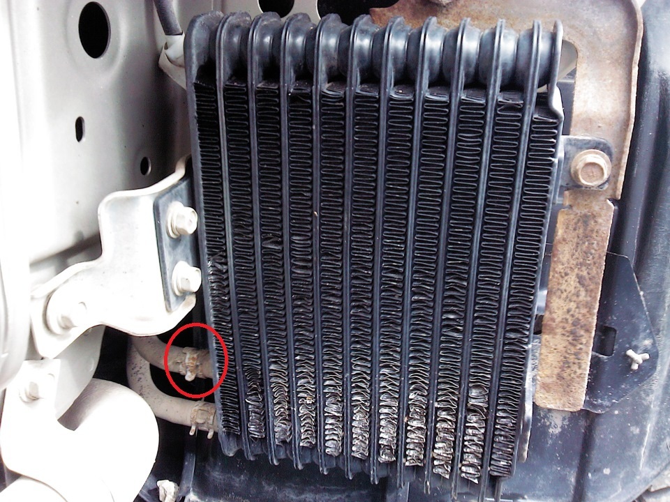 Установка верхнего шланга жидкости АКПП на радиатор охладителя Mitsubishi Outlander XL