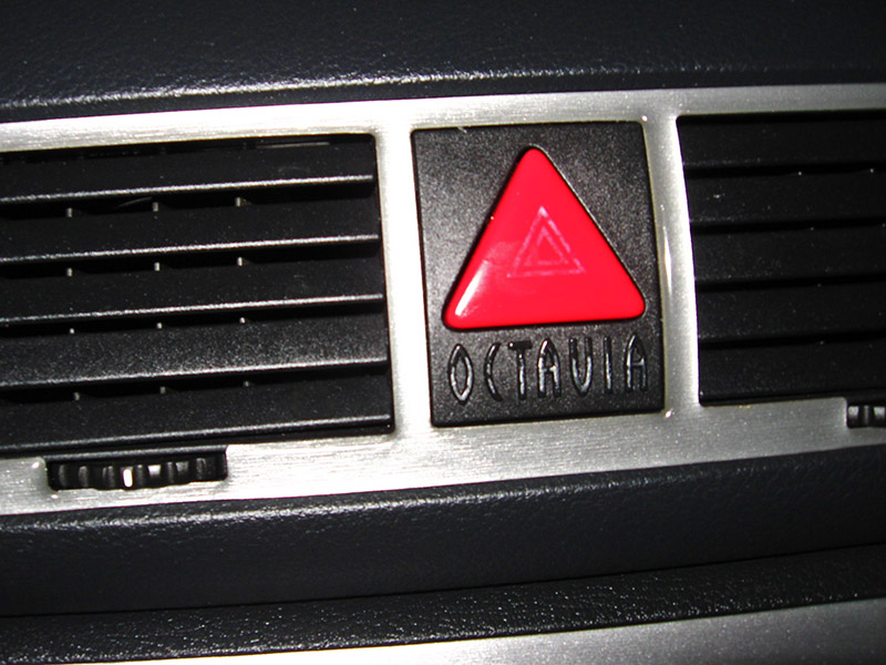 Выключатель аварийной сигнали­зации в салоне автомобиля Skoda Octavia I Tour