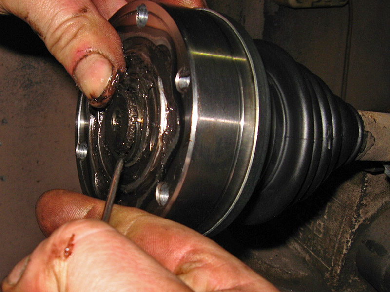 Установить стопорное кольцо для внутреннего ШРУСа привода колес на Skoda Octavia Tour 1996-2010