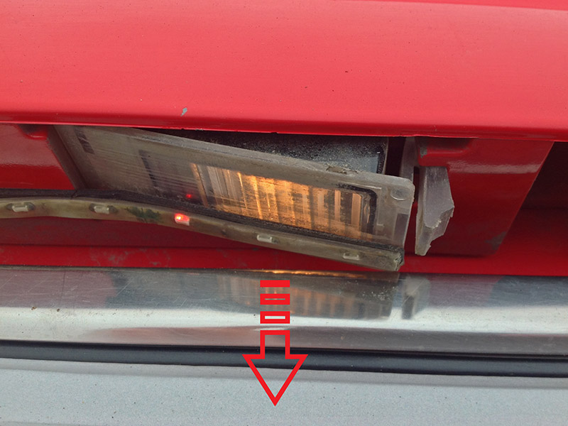 Извлечение фонаря из отверстия в накладке крышки багажника Daewoo Nexia N150