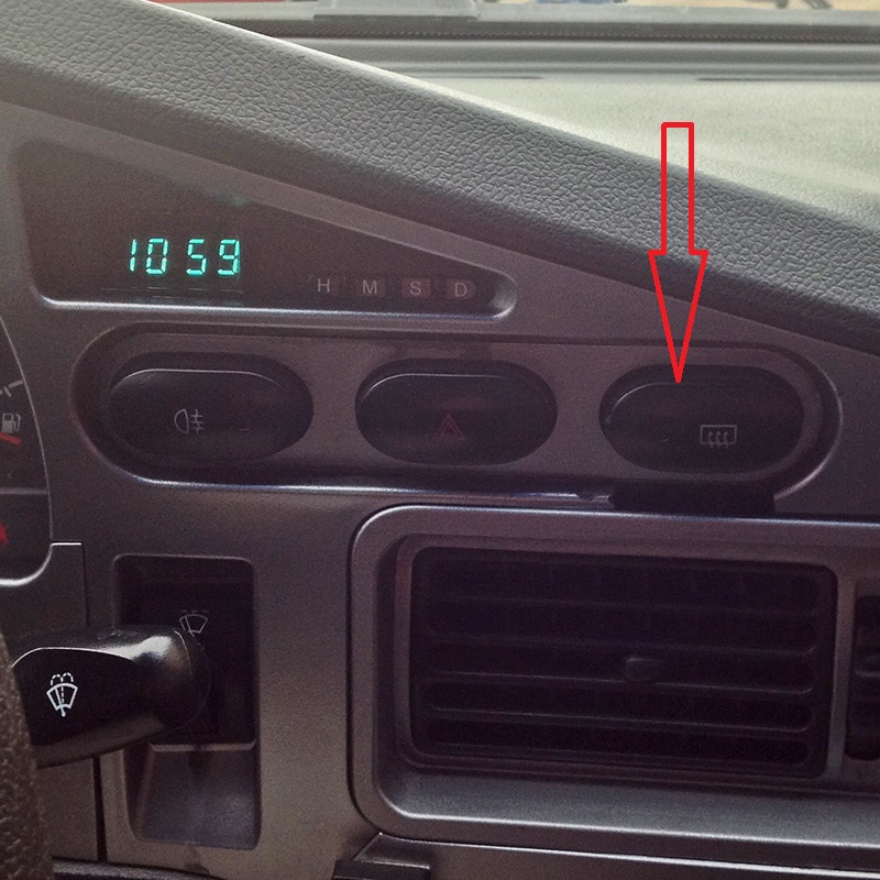 Выключатель электрообогрева заднего стекла в салоне автомобиля Daewoo Nexia N150