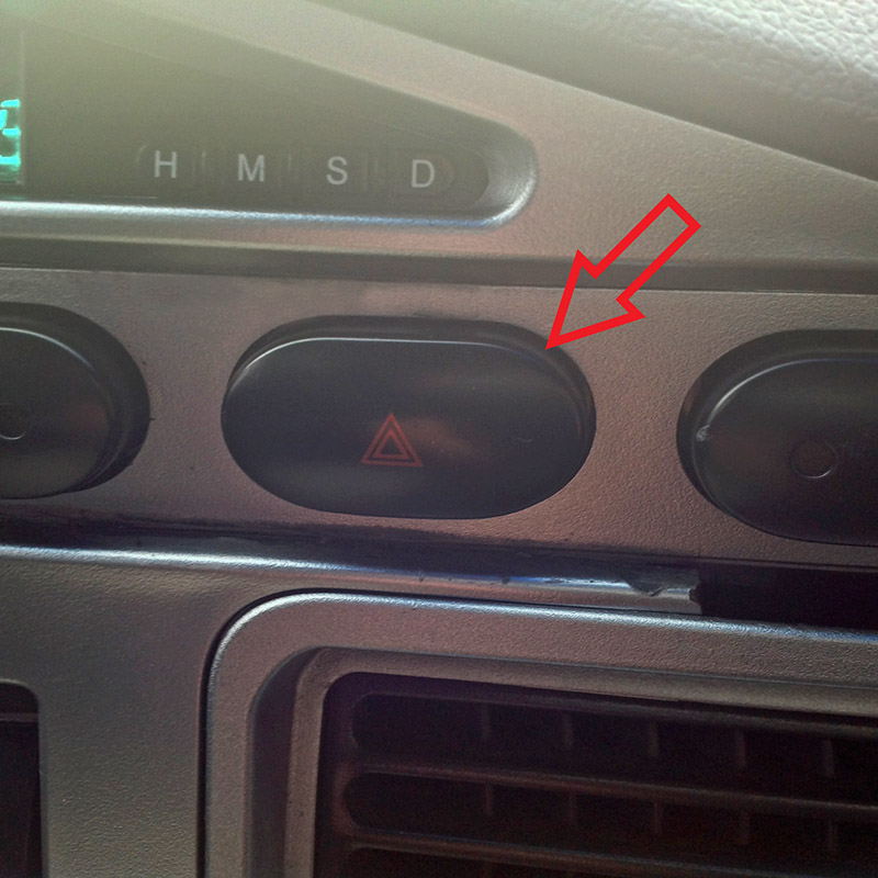 Выключатель аварийной световой сигнализации в салоне автомобиля Daewoo Nexia N150