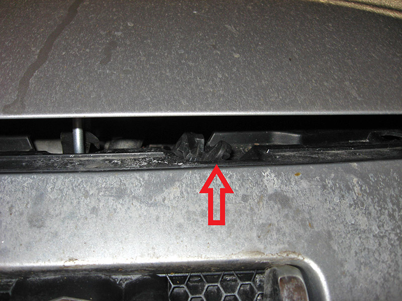 Расположение наружного рычага открывания капота Peugeot 207