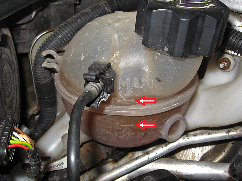 Уровни охлаждающей жидкости на расширительном бачке Peugeot 207
