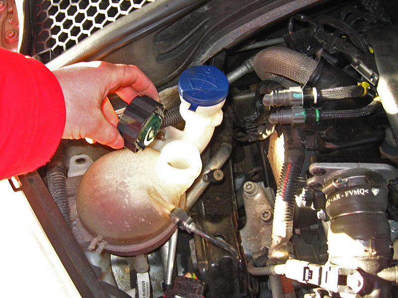 Доливка охлаждающей жидкости в расширительный бачок Peugeot 207