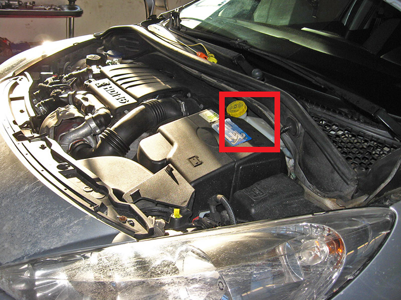 Расположение бачка тормозной жидкости Peugeot 207