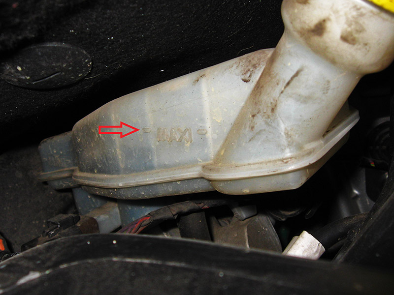 Метки на бачке тормозной жидкости Peugeot 207