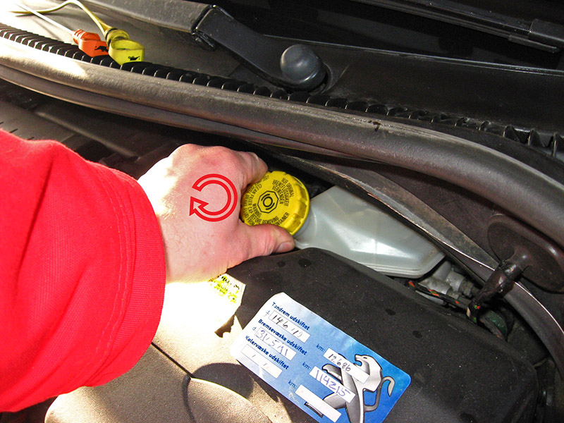 Закручивание пробки бачка тормозной жидкости Peugeot 207