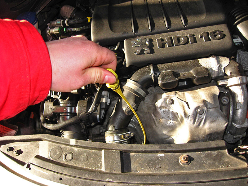 Извлечение указателя (щупа) уровня масла из направляющей трубки двигателя Peugeot 207