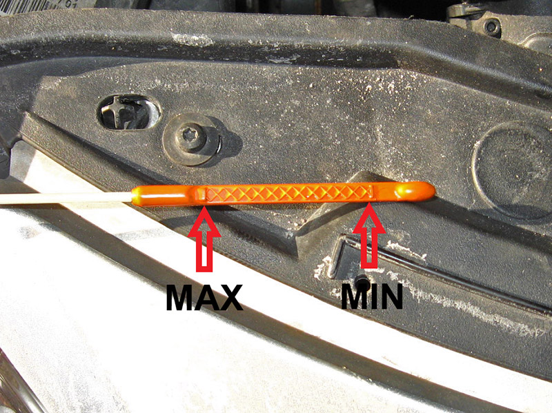 Установленные на щуп метки «MIN» и «MAX» отвечающие за уровень масла Peugeot 207