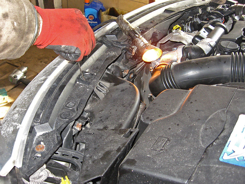 Отжимание фиксирующей заклепки воздухозаборника Peugeot 207