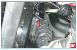 Нажатие на фиксатор колодки жгута проводов системы управления двигателем Lada Largus