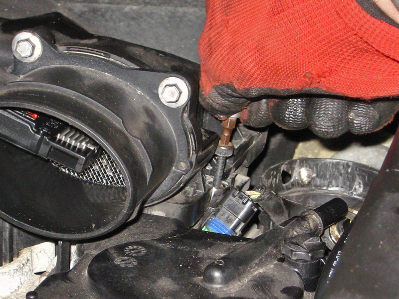 Правый болт крепления расходомера воздуха автомобиля Peugeot 207