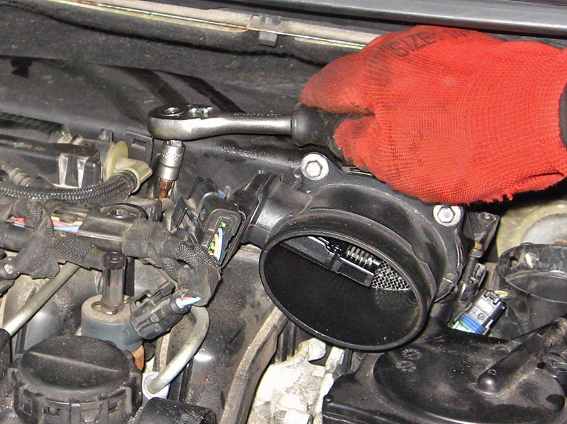 Левый болт крепления расходомера воздуха автомобиля Peugeot 207