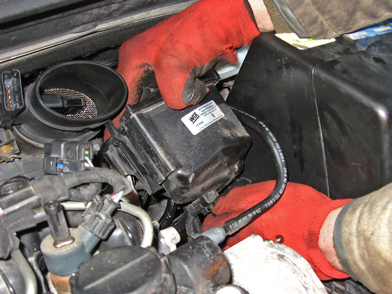 Отсоединение шланга подающего топливо в фильтр Peugeot 207