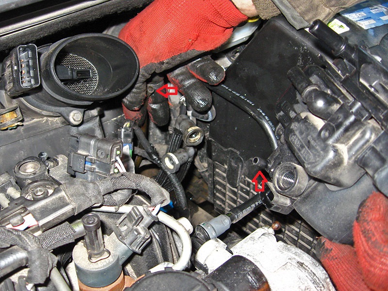 Отсоединенный шланг подачи топлива в фильтр автомобиля Peugeot 207