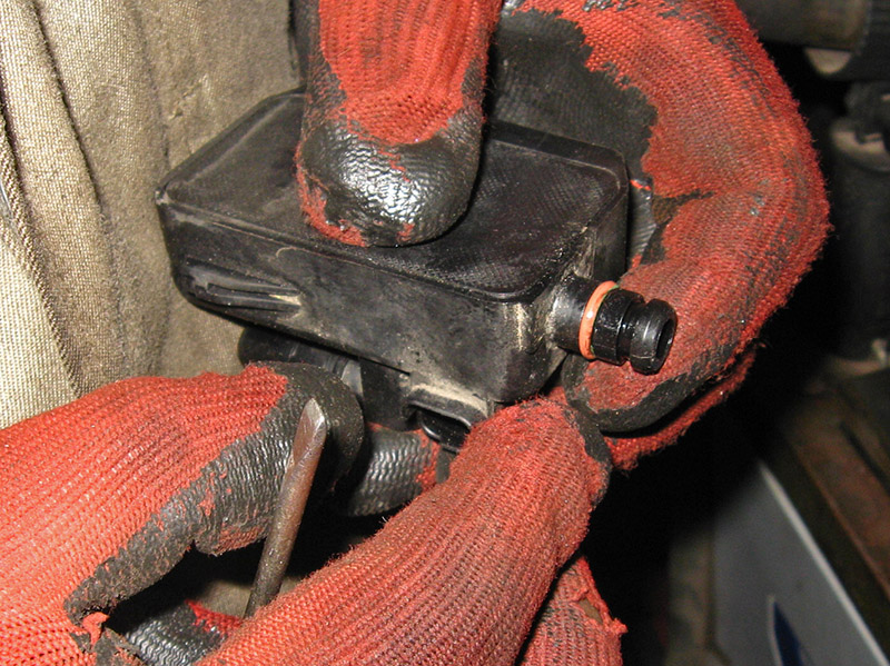 Снятие уплотнительных колец подогревателя бензина автомобиля Peugeot 207