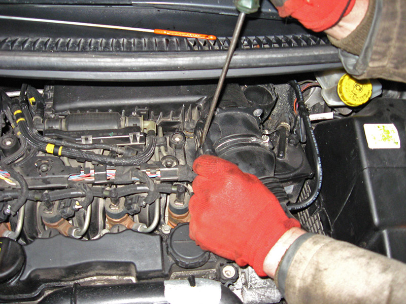 Отсоединение колодки проводов от расходомера воздуха Peugeot 207