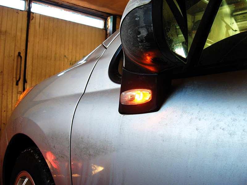  Включенный дополнительный (повторитель) указатель поворотов на автомобиле Peugeot 207
