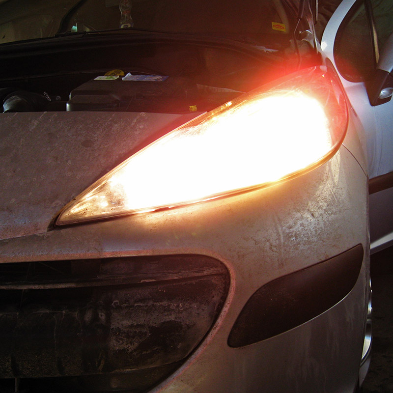 Включенный дальний свет на автомобиле Peugeot 207