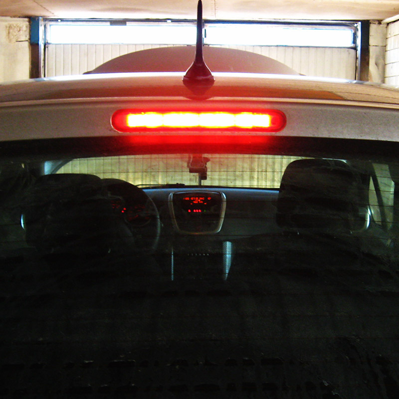 Включенный дополнительный (повторитель) стоп-сигнал на автомобиле Peugeot 207