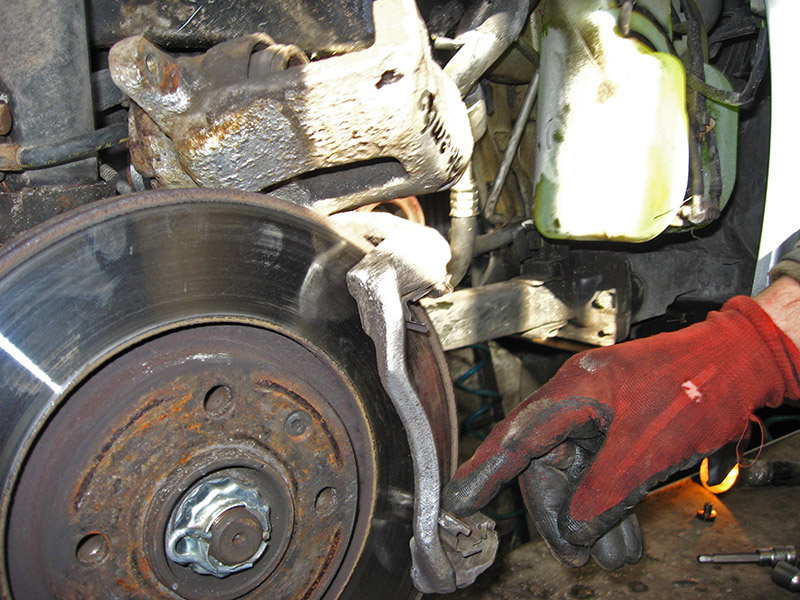 Снятие старых пружинных скоб тормозного механизма автомобиля Peugeot 207