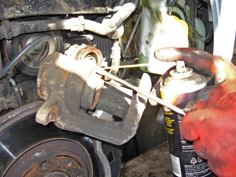 Очистка поршня цилиндра суппорта Peugeot 207