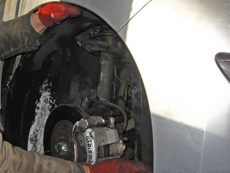 Снятие с фиксаторов верхней части подкрылка автомобиля Peugeot 207