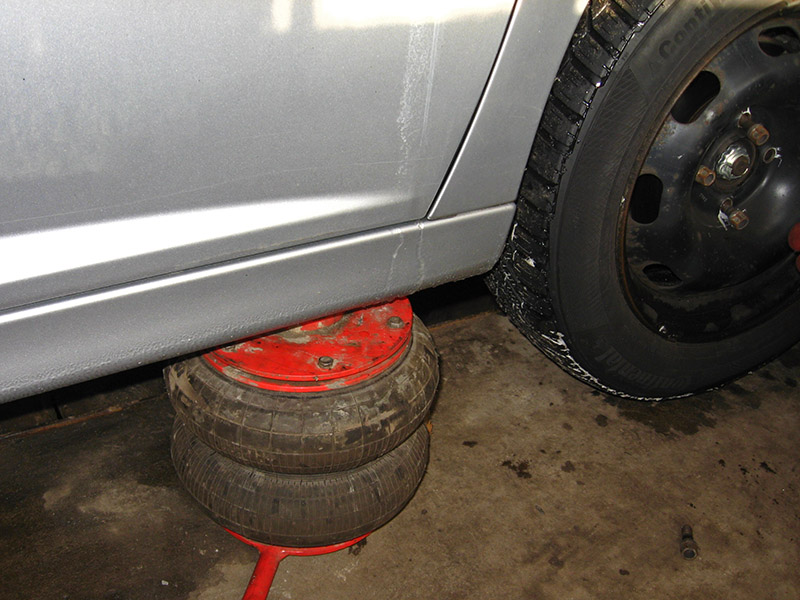 Установленная опора под переднюю часть автомобиля Peugeot 207