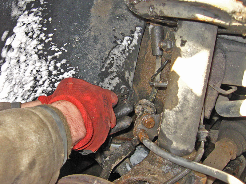 Отжимание внутренней левой заклепки крепления переднего подкрылка Peugeot 207
