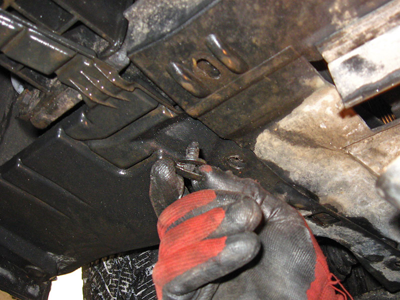 Извлечение винтов крепления защитного картера двигателя от брызговика двигателя Peugeot 207