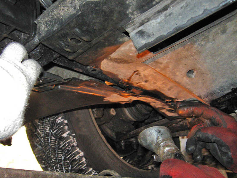 Отсоединение брызговика двигателя от защиты картера двигателя Peugeot 207