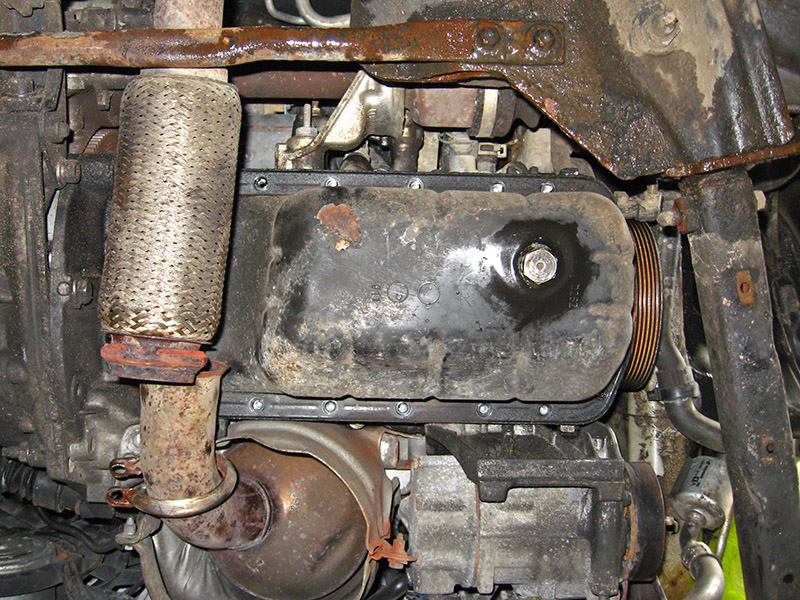 Выкрученные болты поддона картера двигателя автомобиля Peugeot 207