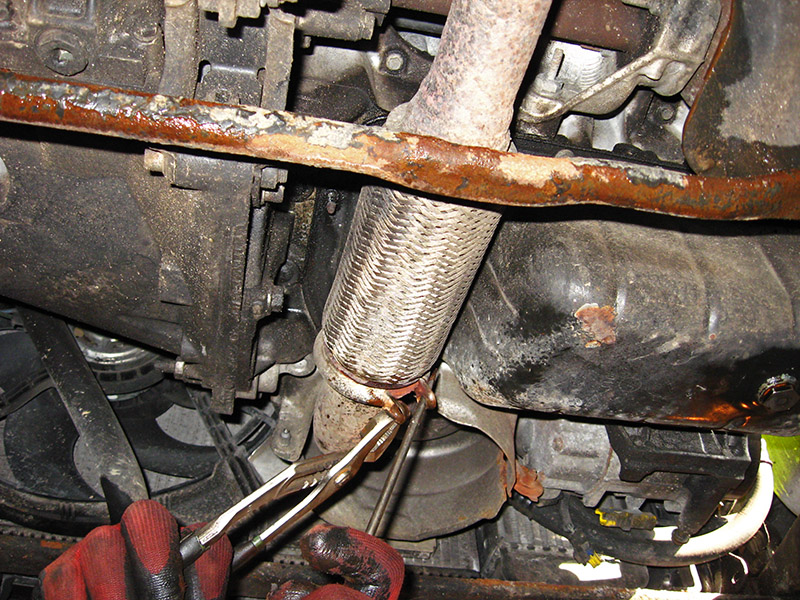 Разжимание зажимного хомута крепления выхлопной трубы к катализатору Peugeot 207