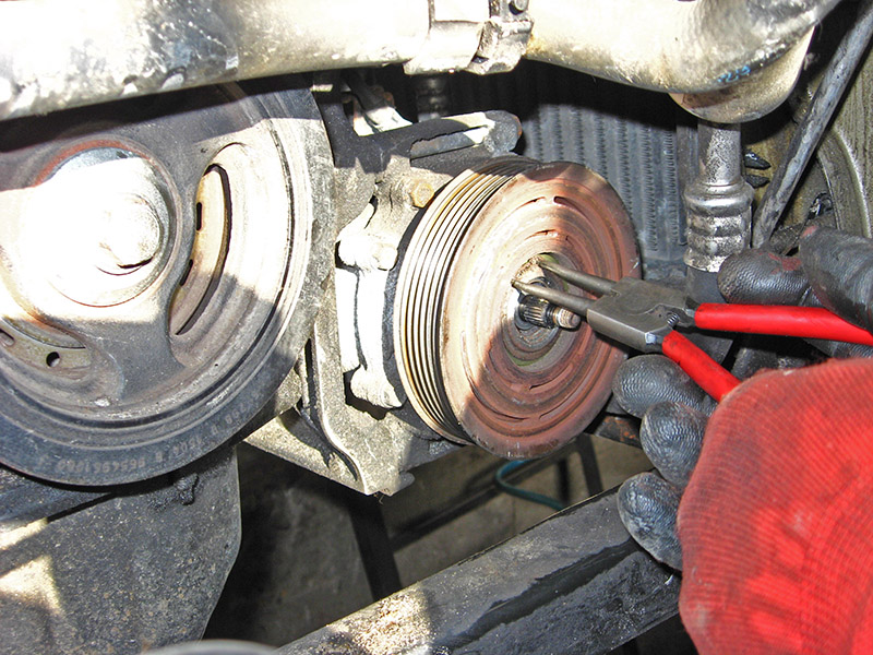 Снятие стопорного кольца шкива компрессора кондиционера автомобиля Peugeot 207