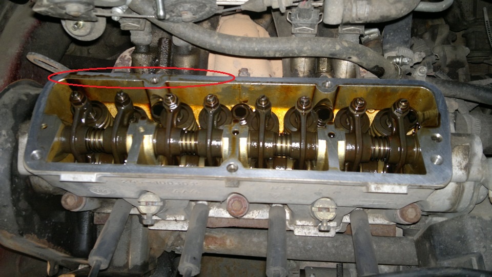 Масляные отложения на привалочной поверхности головки блока цилиндров двигателя Daewoo Sens