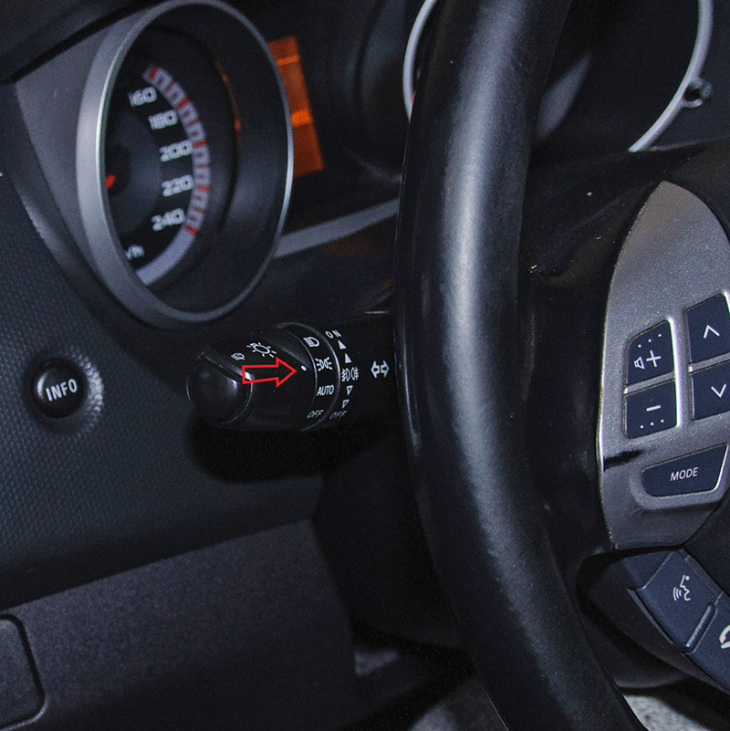 Положение рукоятки, при котором включены габаритные огни в передних и задних фонарях, а также подсветка комбинации приборов Mitsubishi Outlander XL