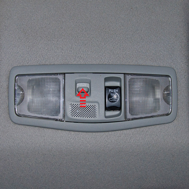 Расположение кнопки включения индивидуального освещения мест водителя Mitsubishi Outlander XL