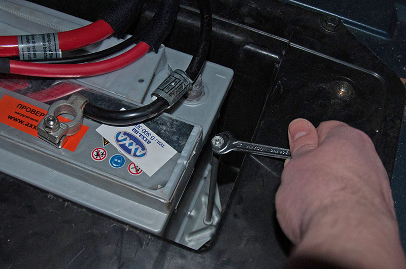 Вывернить шпильку кронштейна аккумуляторной батареи BMW X5 I E53 1999 - 2006