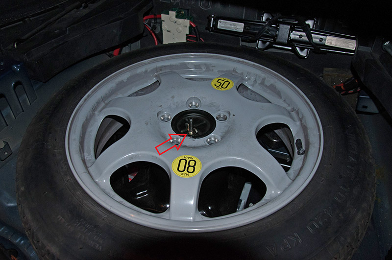 Открутить лапковый зажим стопора запасного колеса BMW X5 I E53 1999 - 2006