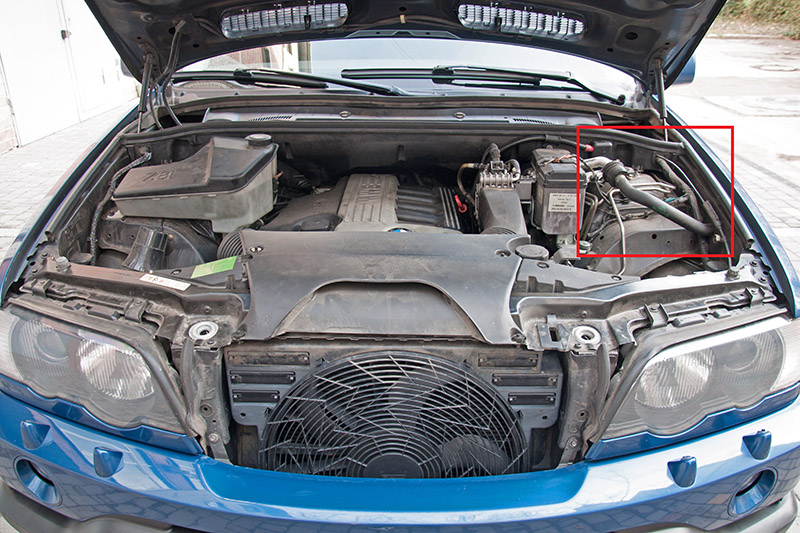 Расположение специальных зарядных клемм под капотом BMW X5 I E53 1999 - 2006