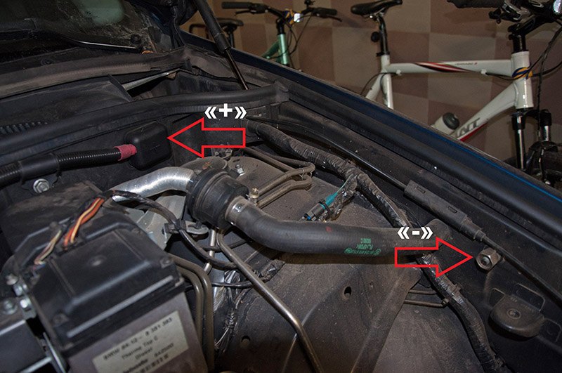 Специальные выводы для зарядки аккумулятора под капотом BMW X5 I E53 1999 - 2006