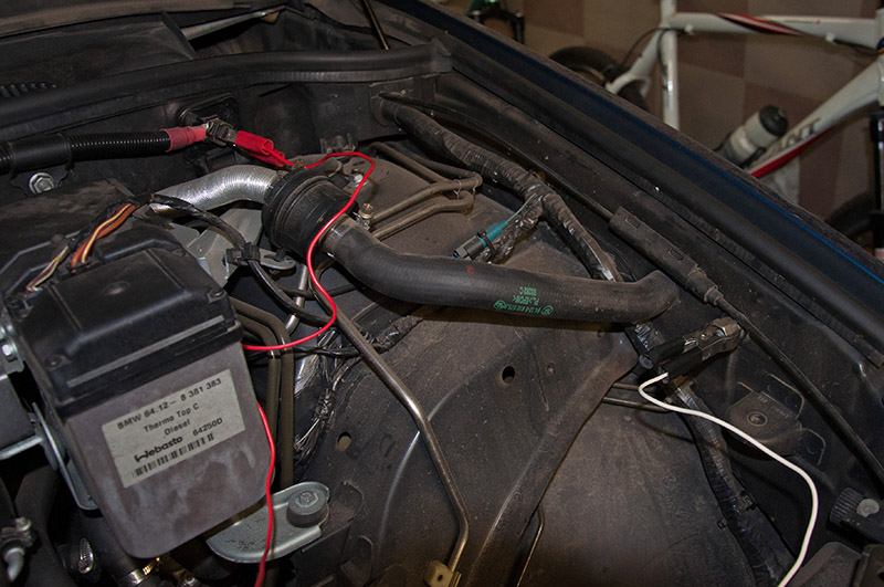 Закрепить провода зарядного устройства на специальных клеммах под капотом BMW X5 I E53 1999 - 2006