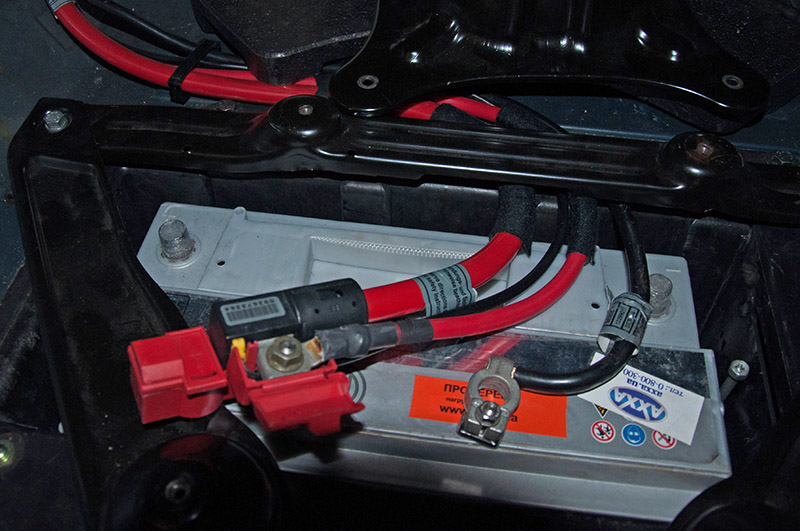 Отключить провода от аккумулятора BMW X5 I E53 1999 - 2006