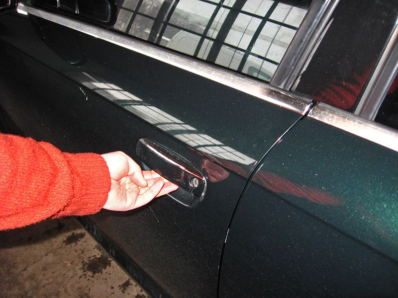 Открыть водительскую дверь на Audi A6 4F/C6 2004-2011