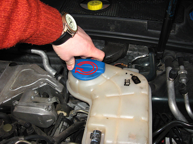 Закрутить пробку расширительного бачка охлаждающей жидкости на Audi A6 4F/C6 2004-2011